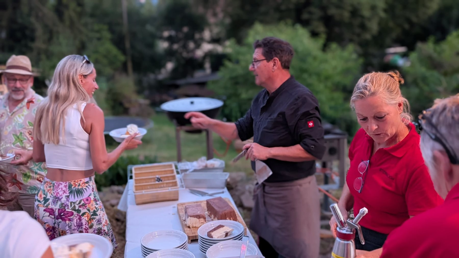 Bernd Trüby serviert am Abend das Dessert
